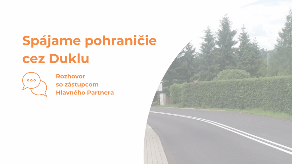 Napis łączymy pogranicze przez Duklę, poniżej grafika z dwoma chmurkami i trzema kropkami oraz napis: wywiad z przedstawicielem partnera wiodącego. Obok napisów zdjęcie zakrętu drogi asfaltowej z drzewami w tle Pod nadpisom „Spojujeme pohraničie cez Duklu“ sa nachádza grafika s dvoma oblakmi a tromi bodkami a nadpisom „Rozhovor s predstaviteľom hlavného partnera“. Vedľa nadpisov je fotografia zákruty asfaltovej cesty s stromami v pozadí.