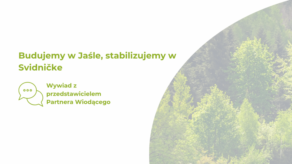 Grafika z zielonymi drzewami. Obok napis: budujemy w Jaśle, stabilizujemy w Svidnicke. Poniżej grafika dymków rozmowy i napis: wywiad z przedstawicielem partnera wiodącego Grafika so zelenými stromami. Vedľa nej nápis: Staviame v Jasle, stabilizujeme sa v Svidniciach. Pod ňou grafika s bublinami a nápisom: Rozhovor s predstaviteľom hlavného partnera.