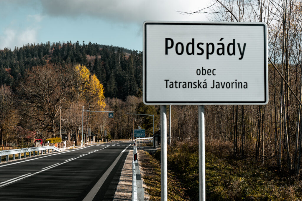 Droga w górach po remoncie z nowym asfaltem i kamienistymi poboczami Cesta v horách po oprave s novým asfaltom a kamenistými krajnicami